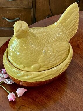 Vintage Peasant Village PV 2277 Hen on Nest Covered Dish, Yellow Ware Large 9”